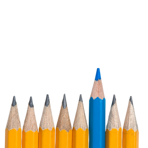 Afbeelding van potloden waarbij één gekleurd potlood uitsteekt tussen de rest — symbool voor zichtbaarheid en onderscheidend vermogen van startups op social media.